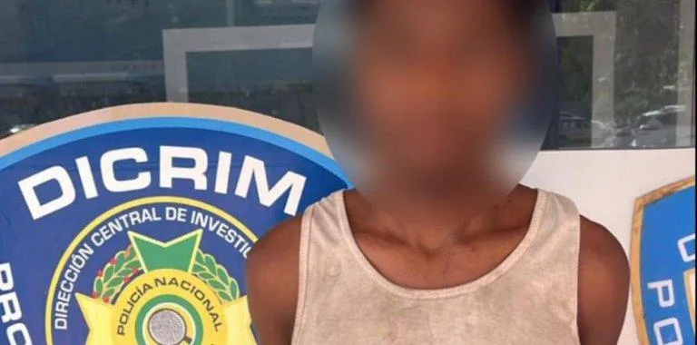 Policía arresta a hombre por agresión y amenazas de muerte contra su expareja en Santiago