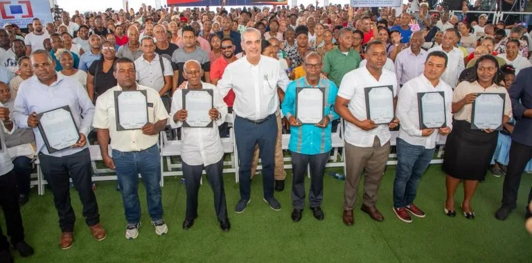Presidente Abinader entrega 1,750 títulos de propiedad en Los Alcarrizos y anuncia más de 1,800 adicionales