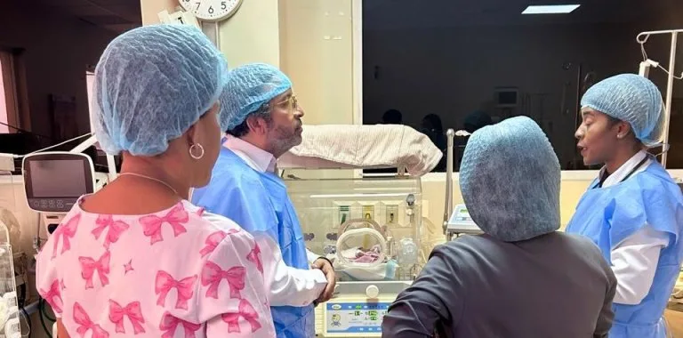 SNS refuerza vigilancia en UCIN del Hospital Ángel Contreras tras hallazgos microbiológicos