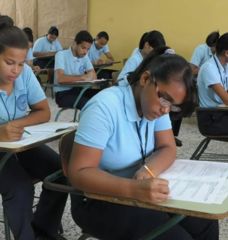 Estudiantes dominicanos mejoran en ciencias pero retroceden en lectura según PISA 2025
