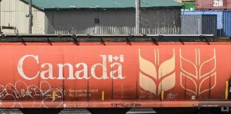 EE.UU. prohíbe lácteos, alcohol y motos canadienses tras aranceles de represalia