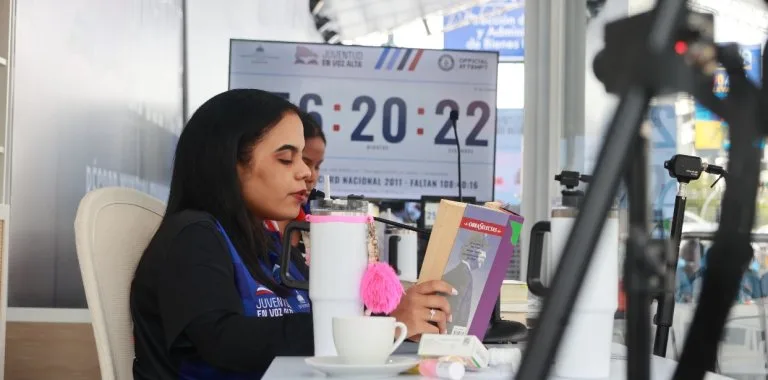 Juventud en Voz Alta: cinco estudiantes dominicanos intentan récord mundial de lectura continua