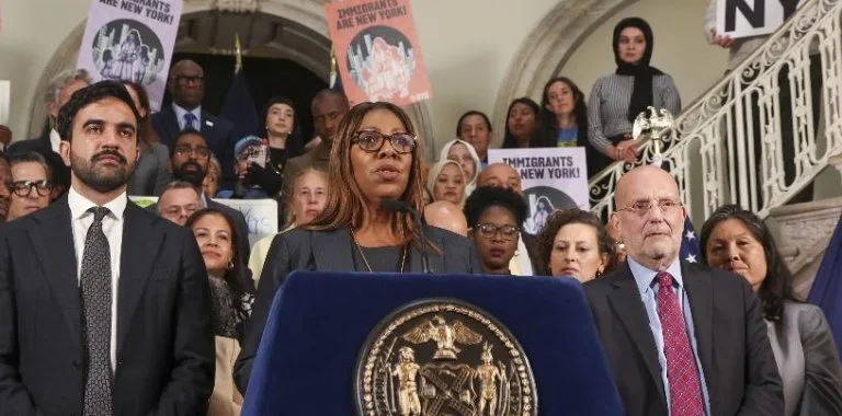21 estados y ciudades demandan norma Trump que limita green cards a inmigrantes con ayuda pública