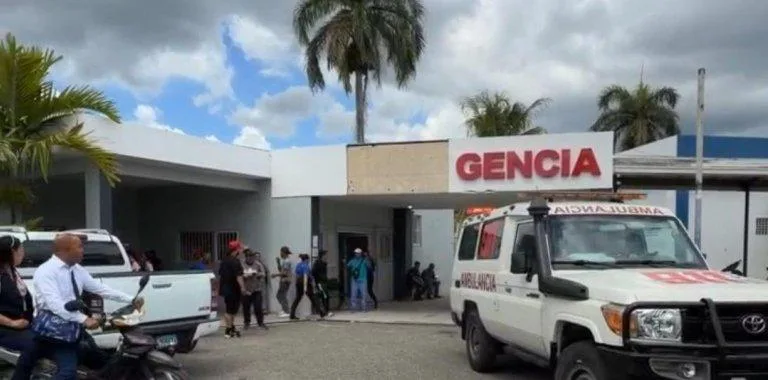 Veinte personas intoxicadas en liceo de Monte Llano Salcedo tras presunta fumigación