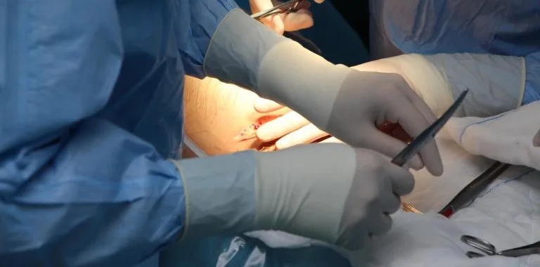 Cesáreas en RD: factores hospitalarios y sociales influyen más que culpa médica, según CMD