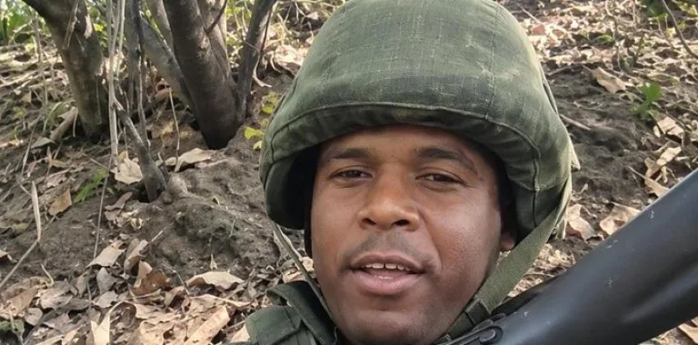Familiares de dominicano en Rusia temen por su vida tras verlo en videos de combate
