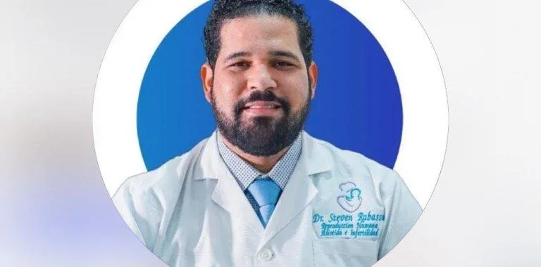 Liberan a ginecólogo Steven Rabassa tras allanamiento en operativo Senasa 2.0