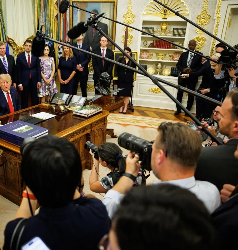 Trump intensifica restricciones a medios y periodistas durante su presidencia