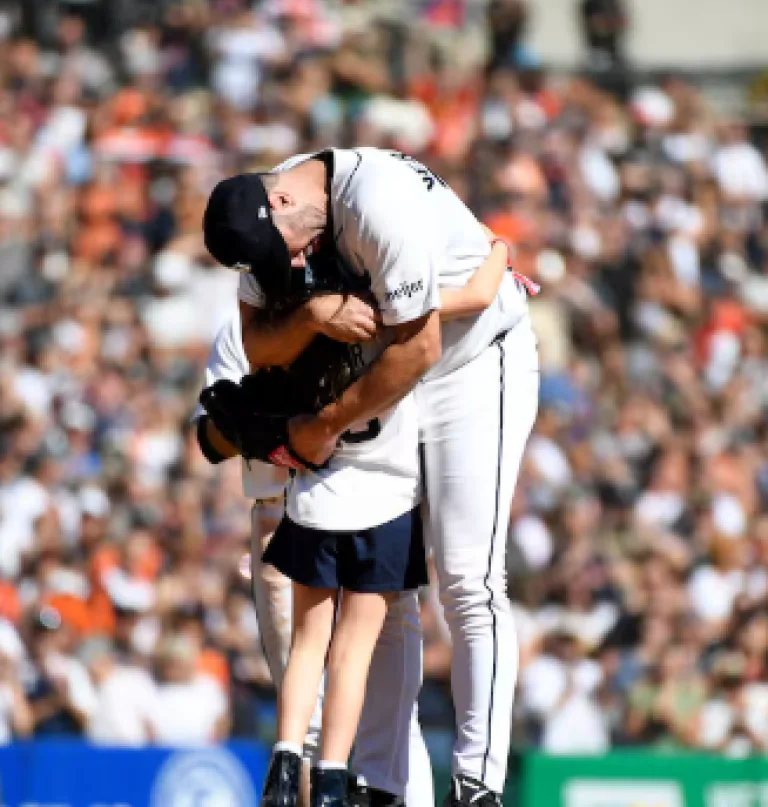 Justin Verlander se despide del béisbol con emotivo abrazo de su hija