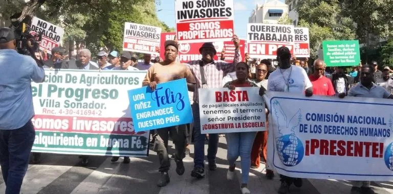 Productores y residentes marchan al Palacio Nacional por desalojos y falta de escuela