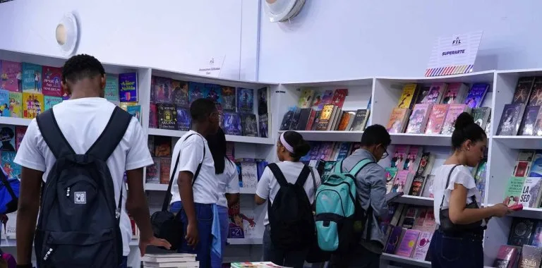 Feria Internacional del Libro Santo Domingo 2026 registra ventas lentas entre semana pero mantiene apoyo de público fiel