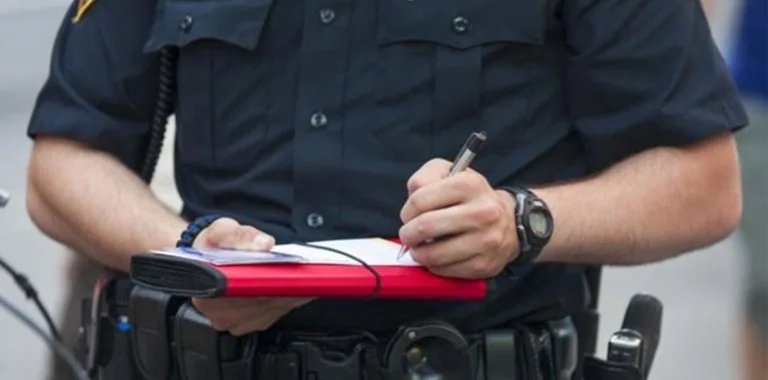 Nueva York evalúa eliminar multas por escupir en vía pública tras incidente viral