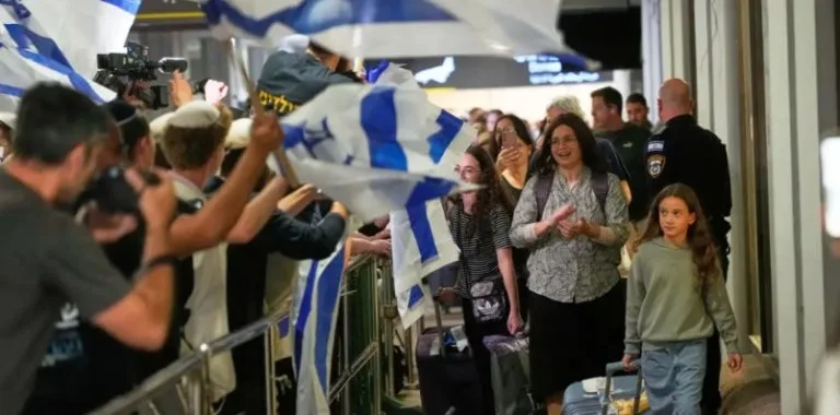 Ataque en vuelo Dubái-Tel Aviv: piloto herido salva avión tras agresión a bordo