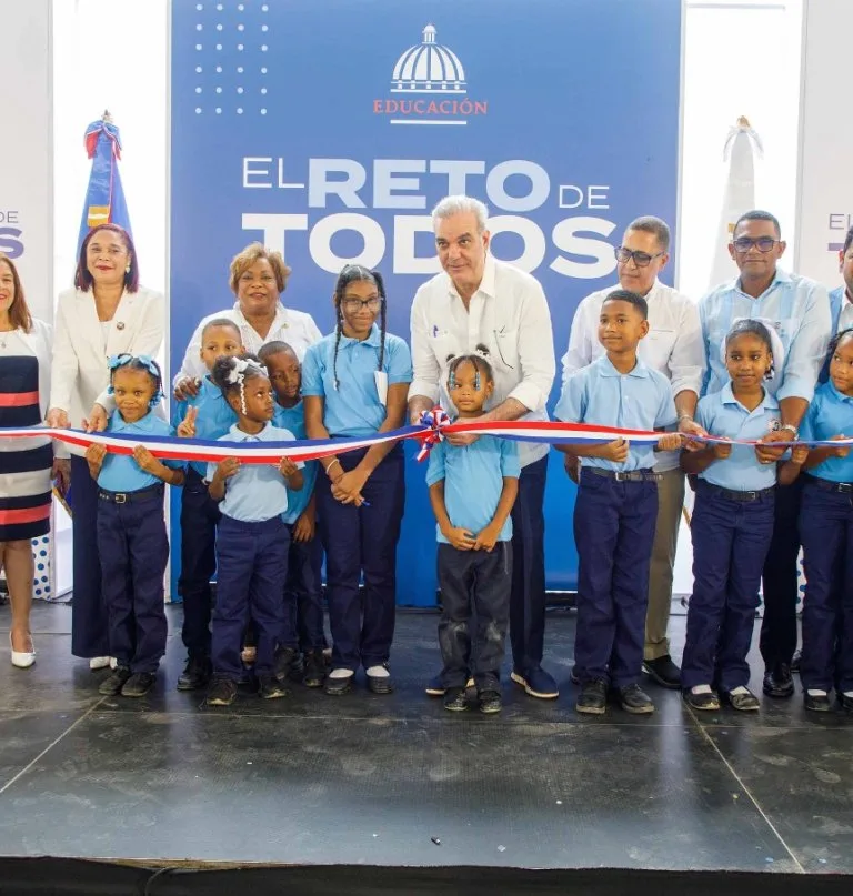 Abinader inaugura escuelas y entrega 224 apartamentos en San Antonio de Guerra