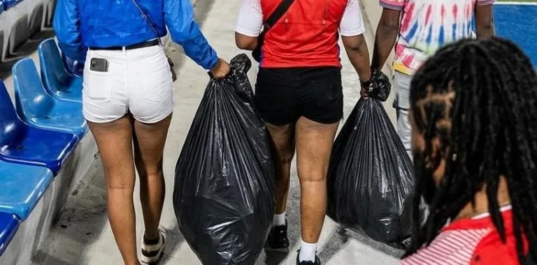 Haitianos limpian el Estadio Olímpico tras victoria 4-1 sobre República Dominicana