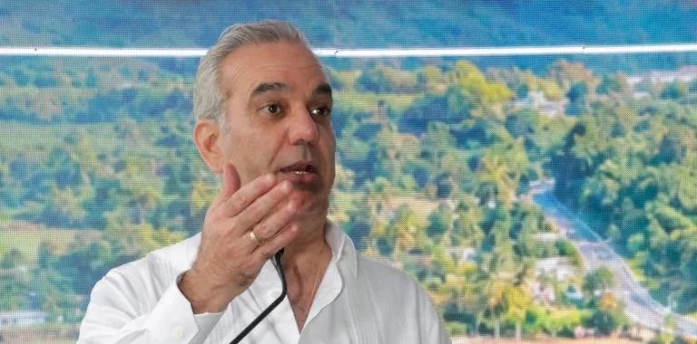 Abinader compara su gestión con 20 años de gobiernos opositores durante inauguración en San José de Ocoa
