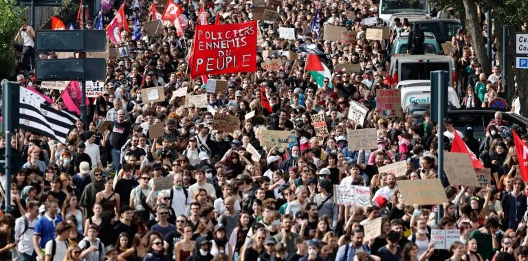 Más de 250.000 personas protestan en Francia por financiación educativa