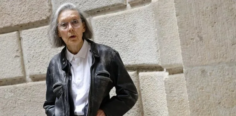 Anne Carson gana el Nobel de Literatura 2024 por su diálogo innovador con la tradición clásica