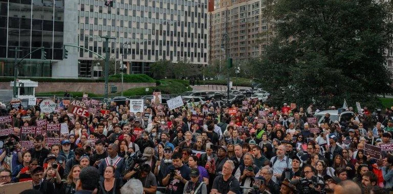 Manifestantes en Nueva York exigen abolición del ICE tras tiroteo a dominicano en el Bronx