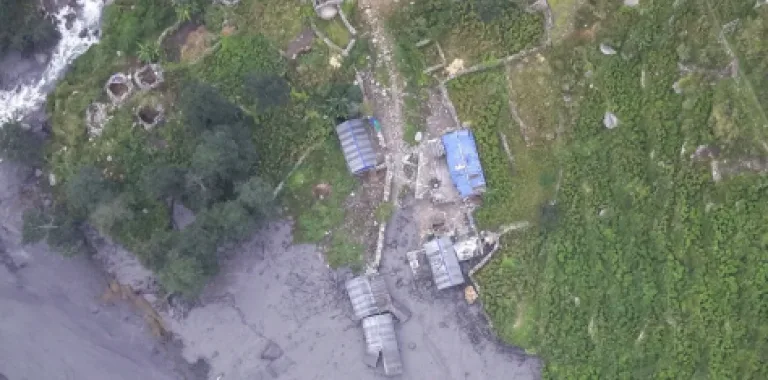 Crecida repentina en Nepal arrasa 40 casas y deja cinco desaparecidos