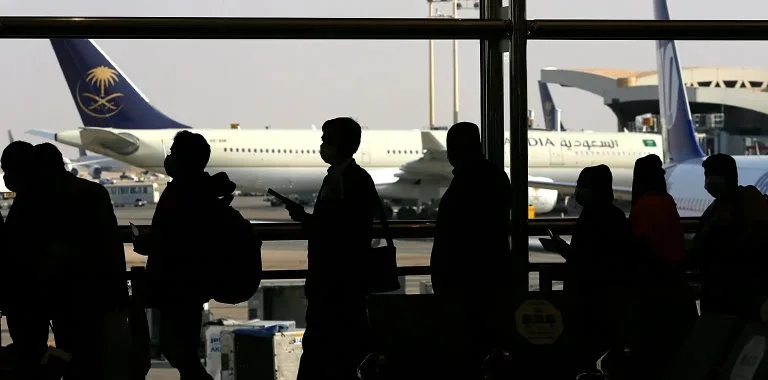 Arabia Saudita mantiene cerrado el aeropuerto de Riad tras ofensiva hutí