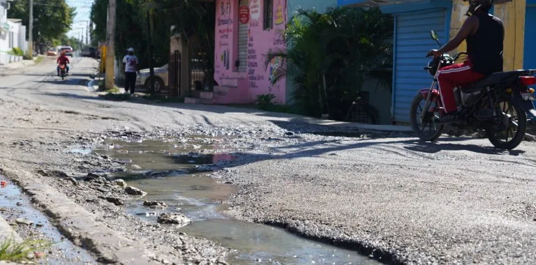 Vecinos de Pantoja denuncian deterioro de carretera tras trabajos de CAASD
