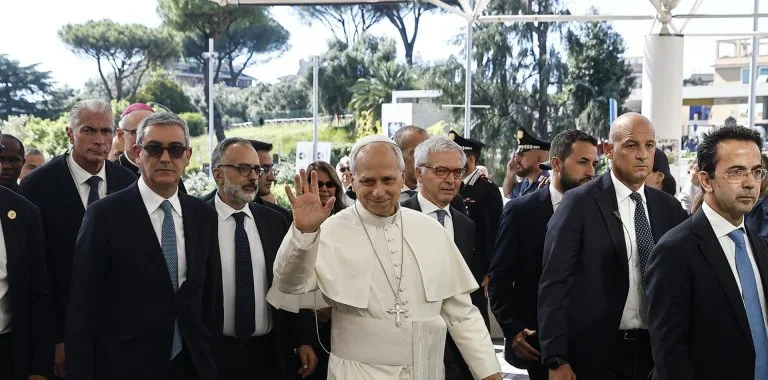 Papa León XIV llega al Hospital Gemelli para cirugía de nódulo pulmonar