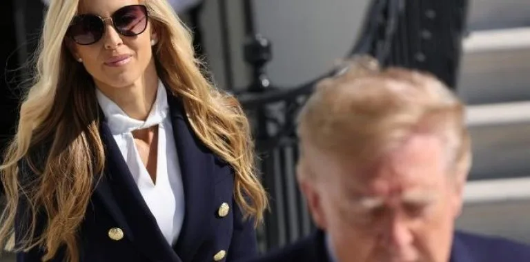 Katie Zacharia asume como secretaria de prensa de la Casa Blanca pese a dudas sobre su licencia de abogada