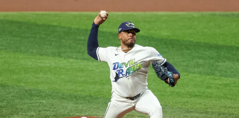 Freddy Peralta brilla en ALCS y se une a Pedro Martínez en historia dominicana