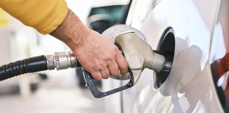 Gobierno congela precios de combustibles pese a alzas internacionales