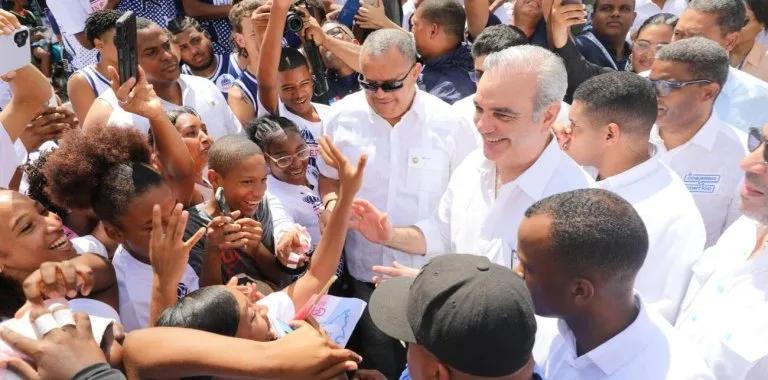 Abinader inicia agenda local tras visita a Roma con obras en vivienda, educación e infraestructura