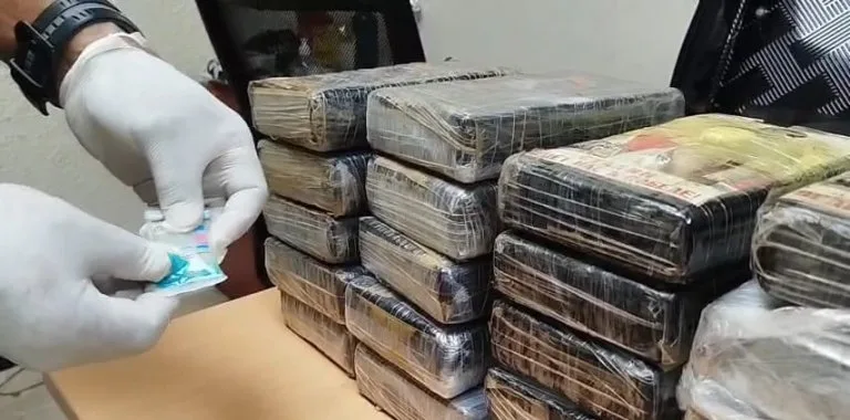 Detienen a español con 20 paquetes de cocaína en aeropuerto de Punta Cana