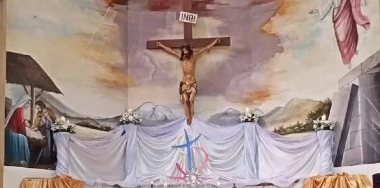 Sacerdote fallece tras desplome de cruz durante misa en Ecuador