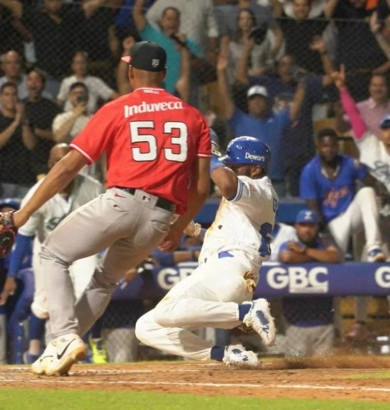 Licey, Toros y Águilas ganan en béisbol invernal; embajadora de EE.UU. lanza primera bola