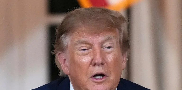 Aprobación de Trump cae a 33%, su peor cifra antes de elecciones de medio mandato