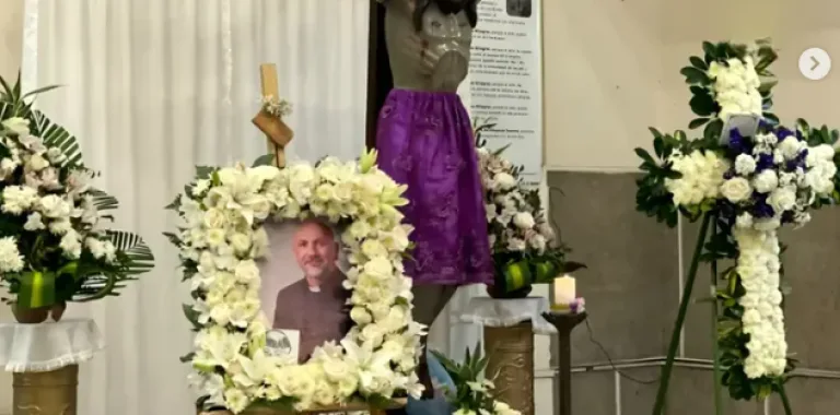 Sacerdote ecuatoriano muere tras ser alcanzado por cruz durante misa
