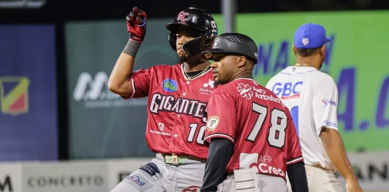 Jefferson Rojas brilla con dos jonrones y lidera victoria de los Gigantes del Cibao
