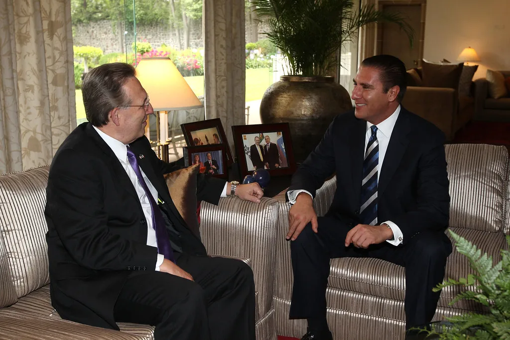 Gobernador del BCRD recibe a estudiantes dominicanos destacados en España