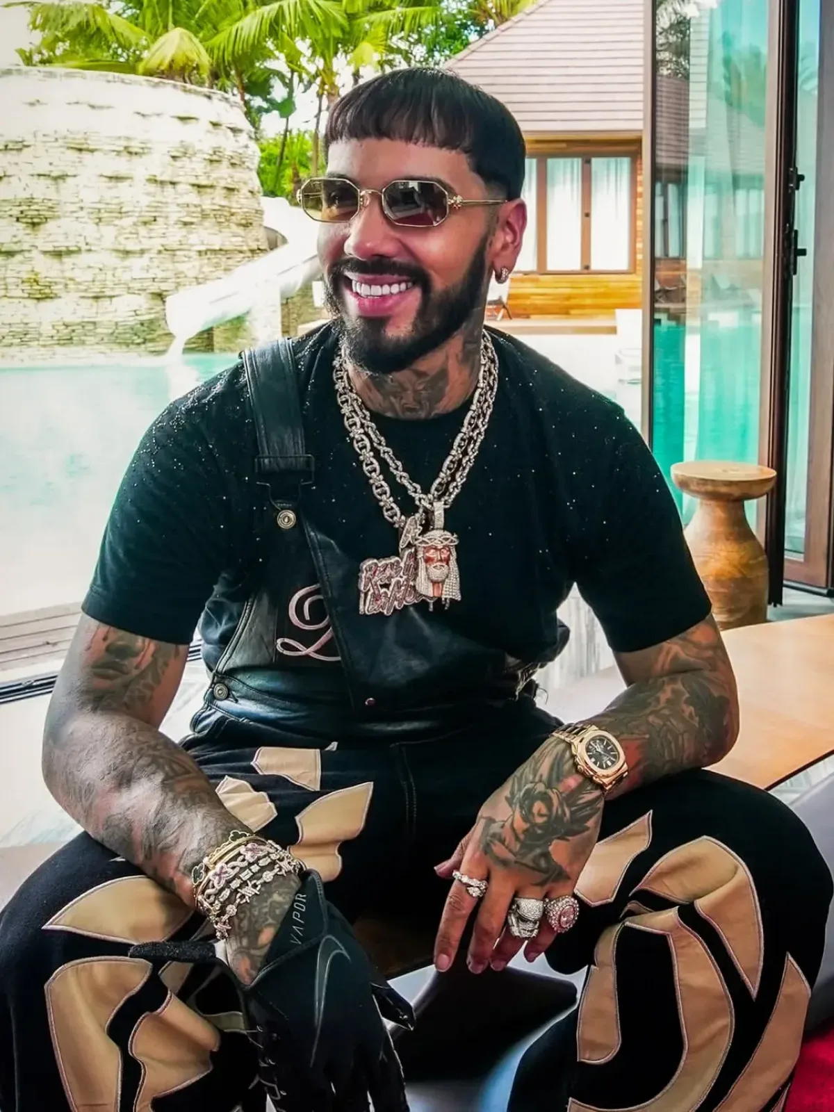 Anuel AA pide a Karol G que lo desbloquee tras anunciar su nuevo sencillo 'Vuelve'