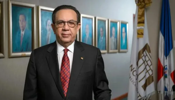 Abinader confirma a Héctor Valdez Albizu como gobernador del Banco Central por dos años más