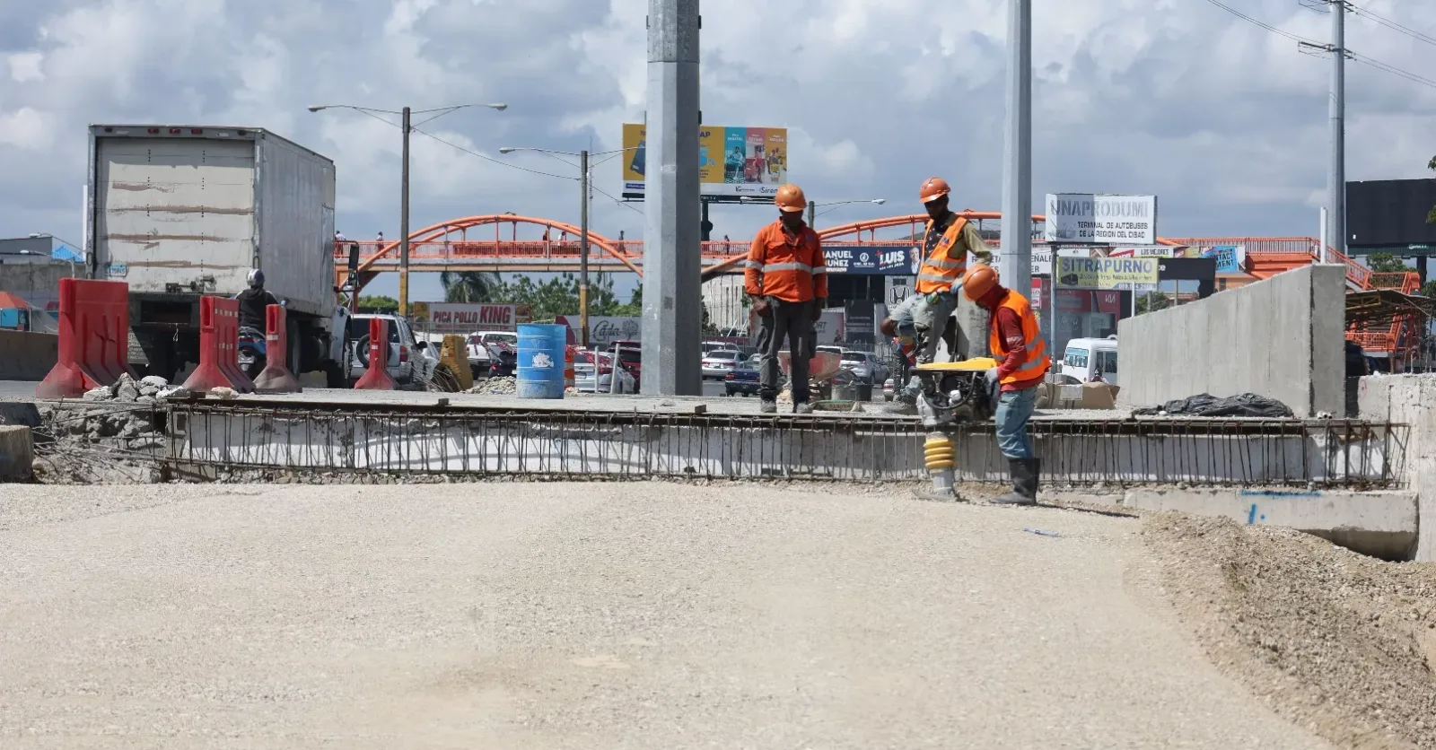 MOPC licita RD$13,400 millones para asfaltado, ampliación de la Duarte y puente en Santiago