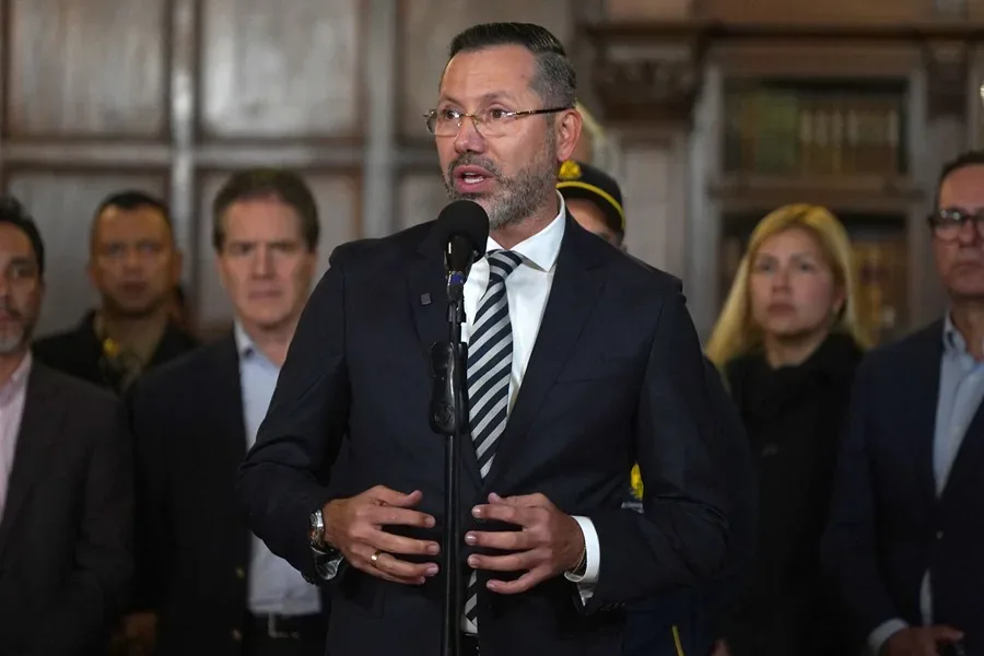 Ministro de Vivienda de Colombia defiende su descanso en Santa Marta tras críticas por viaje durante emergencia sísmica