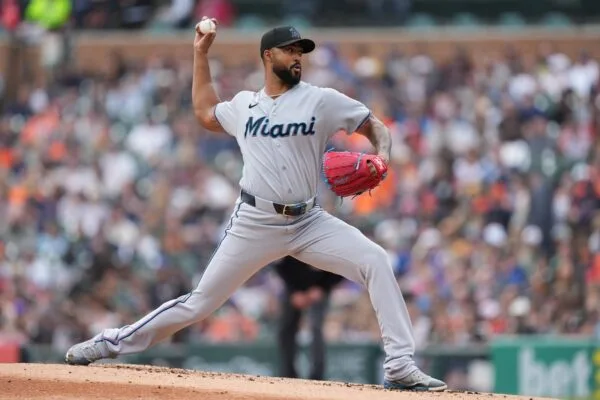 Sandy Alcántara iguala su marca personal con 25 entradas sin carreras antes de caer ante los Reds