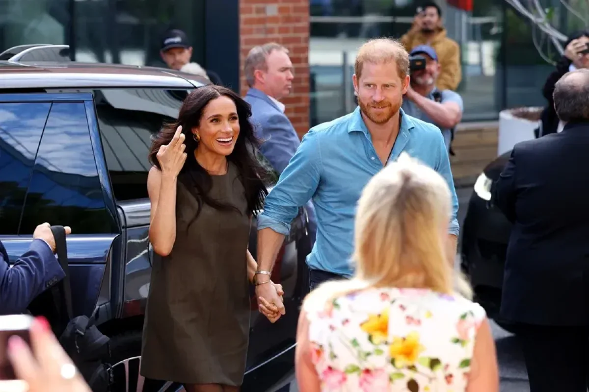 Carlos III confirma que el príncipe Enrique y Meghan permanecen fuera de la familia real