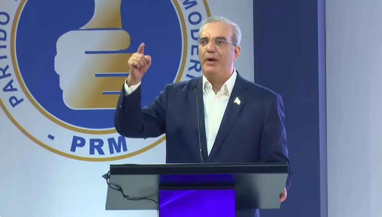 Abinader asume presidencia del PRM y promete separar partido y Estado