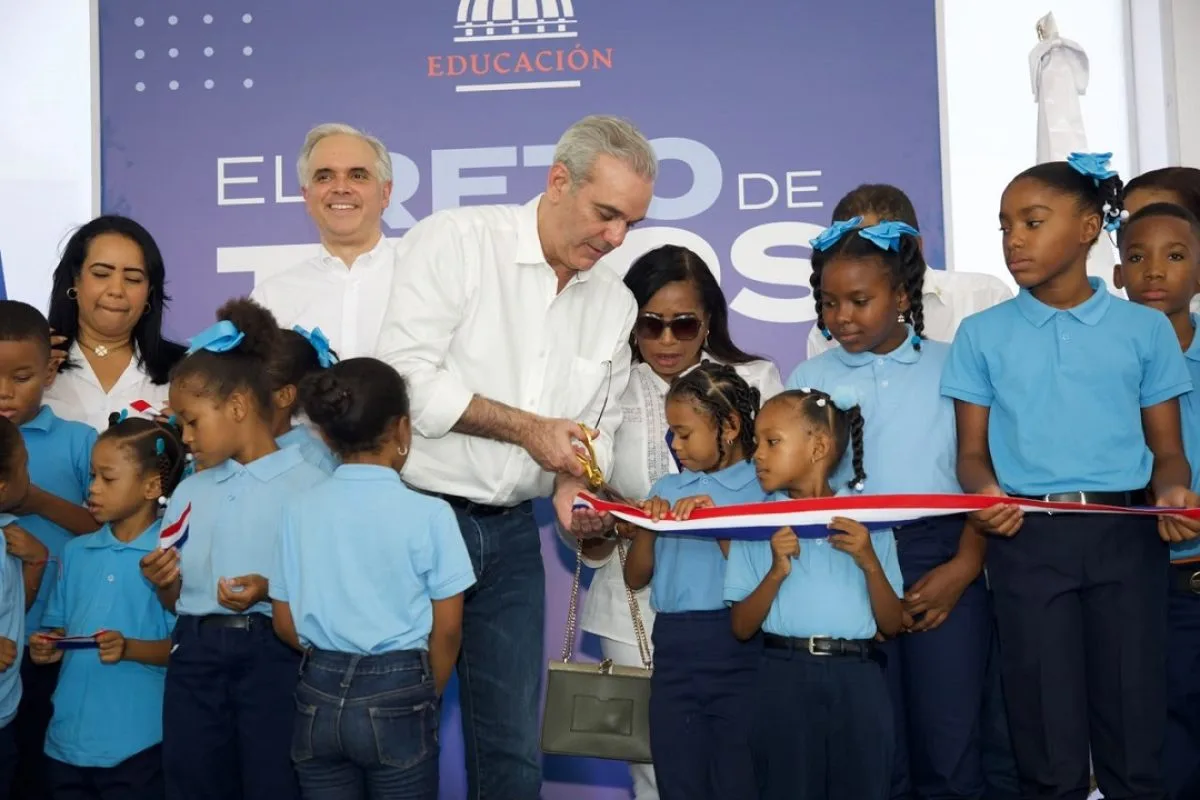 Abinader inaugura obras viales, educativas y técnicas en Independencia y Barahona