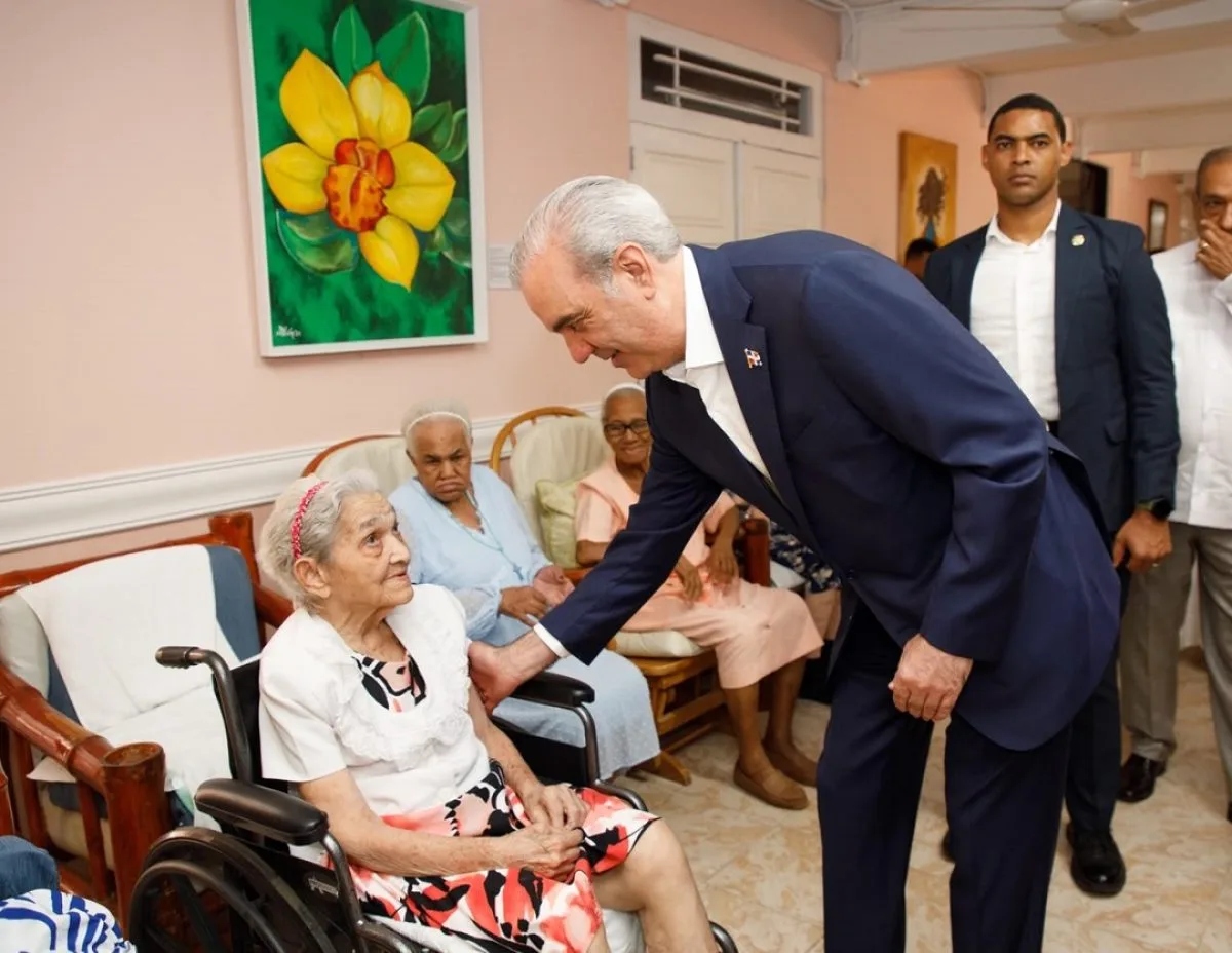 Presidente Abinader visita hogar de ancianos tras remodelación de seis áreas