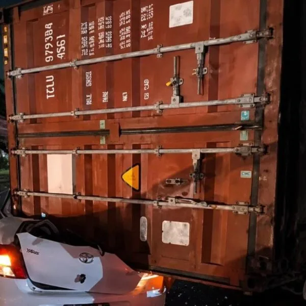 Choque entre patana y automóvil deja mujer herida y afecta semáforo en Santo Domingo