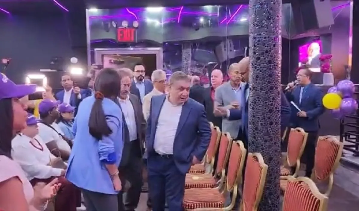 Baja asistencia al evento de Gonzalo Castillo en Nueva York tras cambio de agenda
