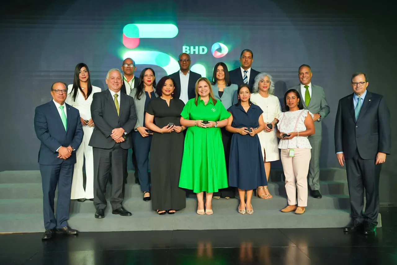 Banco BHD reconoce a 997 empleados por su trayectoria en su 54 aniversario